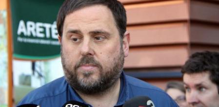 Oriol Junqueras atiende a los medios en el Mercat del Ram de Vic