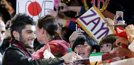 Zayn Malik de One Direction, firmando autógrafos