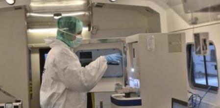 Un forense de la Gendarmería francesa trabaja en la identificación de las vícitmas