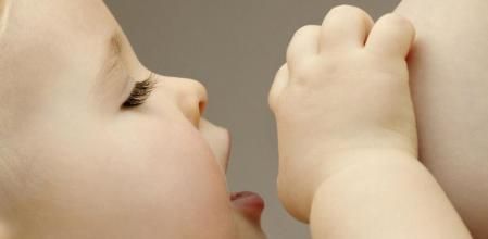 Un bebé, a punto de la lactancia