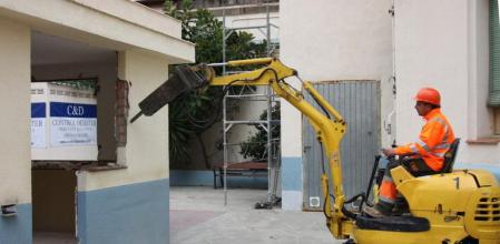 Un operario empieza a derribar parte del centro abierto de la cárcel Modelo