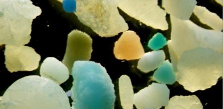 Microplásticos suspendidos en una muestra de agua del Mediterráneo