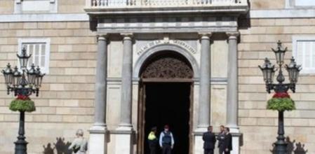 La fachada del Palau de la Generalitat con las cuatro columnas de Troya