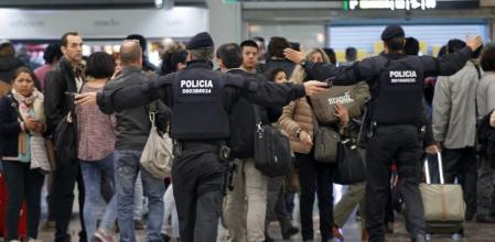 Agentes de los Mossos d'Esquadra han pedido a los usuarios que dejaran momentáneamente la zona