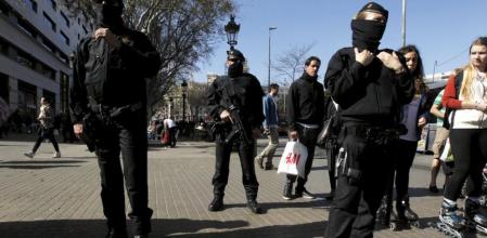 Un grupo de Mossos d'Esquadra en la Plaça Catalunya de Barcelona
