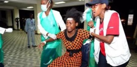 Paramédicos atienden a una mujer herida en el ataque de Al Shabab contra el campus universitario de la ciudad de Garissa, en Kenia