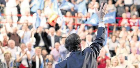 Mariano Rajoy en el mitin de l'Hospitalet en la campaña municipal del 2011, cuando el PP logró ser la segunda fuerza política de la ciudad