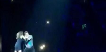 Adam Levine es atacado por una fan