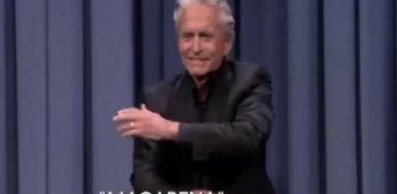 Michael Douglas mostró delante de Jimmy Falon que se sabía la coreografía a la perfección