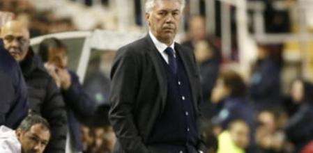 Ancelotti en la banda durante el partido contra el Rayo