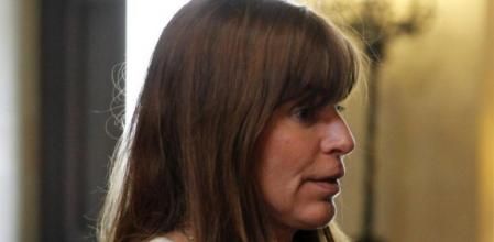 La expareja de Jordi Pujol Ferrusola Victoria Álvarez, en los pasillos del Parlament