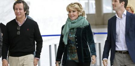 La candidata a la alcaldía de Madrid, Esperanza Aguirre, junto al vicesecretario general de Organización, Carlos Floriano y el portavoz del comité de la campaña del Partido Popular, Pablo Casado