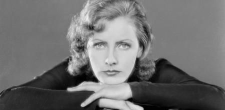 Greta Garbo en el cénit de su belleza posa ante la cámara en agosto de 1927