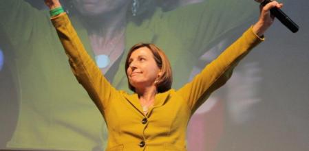 Carme Forcadell saluda a los miembros de la ANC reunidos en Lleida tras su último discurso com presidenta de la entidad