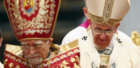 El Papa Francisco, fotografiado junto al patriarca de la Iglesia Católica Armenia, Narsés Pedro XIX Tarmouni, en la misa celebrada en la Basílica de San Pedro del Vaticano
