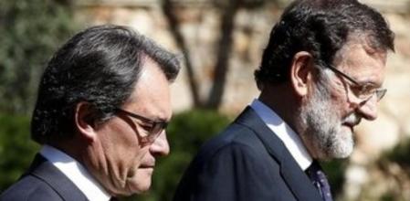 El presidente del Gobierno, Mariano Rajoy, junto al presidente de la Generalitat, Artur Mas, tras la foto de familia de los participantes en la reunión de los ministros de Exteriores de la Unión Europea y de los países de la ribera sur del Mediterráneo sobre el futuro de la política europea de vecindad, que se celebra hoy en Barcelona.
