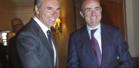 El presidente del Círculo Ecuestre, Borja García-Nieto, recibe al ministro Luis de Guindos en la entrada de la entidad barcelonesa