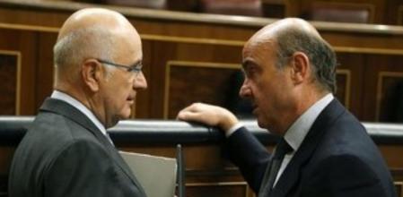 El ministro de Economía, Luis de Guindos, conversa con el líder de Unió, Josep Antoni Duran Lleida (i), al inicio hoy del pleno del Congreso de los Diputados.