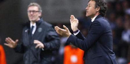 Luis Enrique y Blanc, excompañeros, en la banda dirigiendo a sus respectivos conjuntos en el Parque de los Príncipes