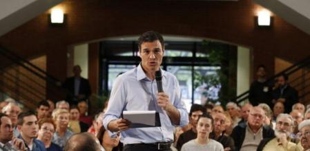 El secretario general del PSOE, Pedro Sánchez, durante su participación participa en una asamblea abierta sobre becas en la Universidad Carlos III junto a la candidata socialista a la Alcaldía de Getafe, Sara Hernández