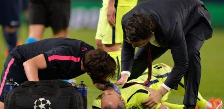 Iniesta atendido por los médicos sobre el terreno de juego