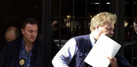 Agentes de la Agencia Tributaria abandonan el domicilio de Rodrigo Rato tras efectuar un registro