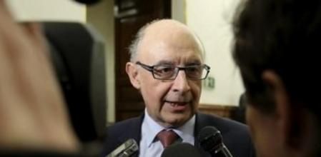 El ministro de Hacienda, Cristóbal Montoro, atiende a los medios de comunicación.