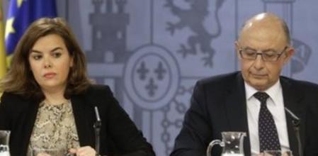 El ministro de Hacienda, Cristóbal Montoro, junto a la vicepresidenta del Gobierno, Soraya Sáenz de Santamaría, durante la rueda de prensa ofrecida tras la reunión del Consejo de Ministros, hoy en el Palacio de la Moncloa.