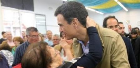 El líder del PSOE, Pedro Sánchez, recibe el abrazo de una simpatizante a su llegada a la Convención Municipal de la Agrupación Socialista de Reus, acompañado del alcaldable socialista de la localidad, Francesc Vallès.