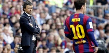 Luis Enrique observa a Messi desde la banda durante el partido contra el Valencia