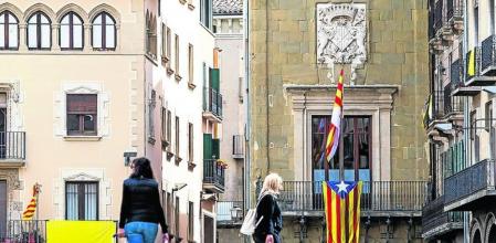 Una estelada en el balcón del Ayuntamiento de Vic