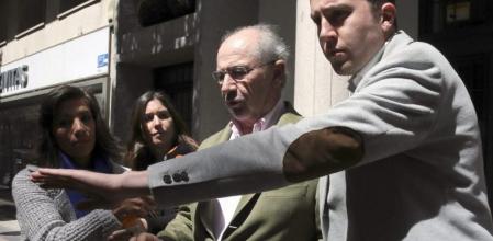 Rodrigo Rato abandona su domicilio en Madrid entre guardaespaldas y periodistas