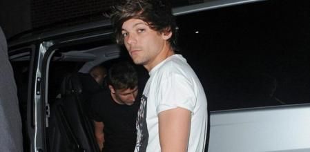 Louis Tomlinson sale de un bar