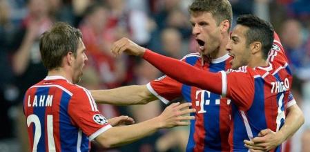 Muller celebró su tanto con Thiago y Lahm