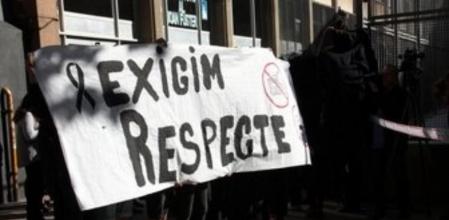 Los estudiantes del IES Joan Fuster han desplegado una pancarta con el mensaje 'Exigimos respeto'.