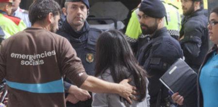 Alumnos del Joan Fuster vuelven a clase tras lo sucedido en el instituto para recoger sus pertenencias