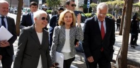 La fiscal general del Estado, Consuelo Madrigal, llega a la Ciutat de la Justícia de Barcelona, flanqueada por la fiscal jefe de Barcelona, Ana Magaldi, y el fiscal superior de Catalunya, José María Romero de Tejada.