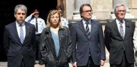 El conseller de Presidencia, Francesc Homs; la vicepresidenta de la Generalitat, Joana Ortega; el presidente catalán, Artur Mas; y el alcalde de Barcelona, Xavier Trias, durante el minutodesilencio celebrado en la plaza Sant Jaume de Barcelona este mediodía, en recuerdo de la víctima del Instituto Joan Fuster de Barcelona.
