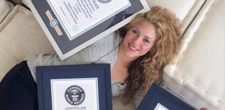 Shakira posa con sus tres récords Guinnes
