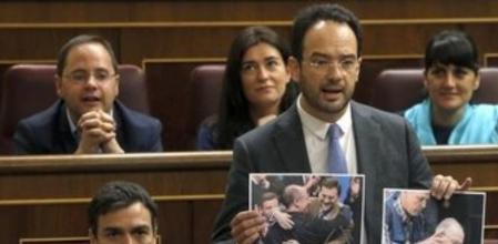 El portavoz socialista, Antonio Hernando (d), muestra unas fotografías durante su intervención en la sesión de control que celebra el Congreso, la primera a la que se somete el presidente del Gobierno, Mariano Rajoy, desde el estallido del caso del exvicepresidente Rodrigo Rato.