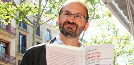 El coordinador general de ICV, Joan Herrera, enseña uno de los libros que recomienda por Sant Jordi