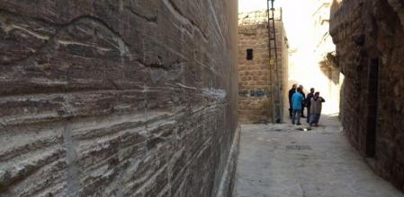 Pared de la iglesia Armenia de Sourp Hovaep (San José) en Mardin (Turquía)
