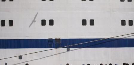 Inmigrantes esperan en fila para subir a un barco en Lampedusa (Italia) con destino a Sicilia