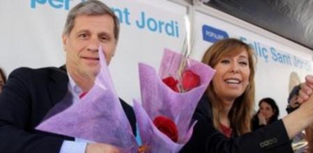 La líder del PPC, Alícia Sánchez-Camacho, y el candidato al Ajuntament de Barcelona, Alberto Fernández Díaz, en el estand del partido en la Rambla Catalunya