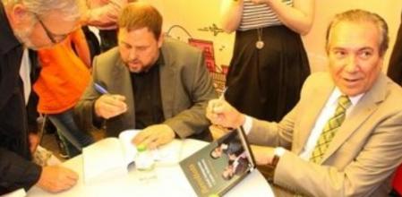 Oriol Junqueras y Justo Molinero, firman libros en el stand de ERC de la Rambla.
