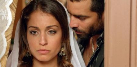 Hiba Abouk con Rubén Cortada en 'El Príncipe'.