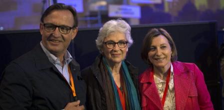 El presidente de la Associació de Municipis per la Independència (AMI), Josep Maria Vila de Badil, la presidenta de Òmnium Cultural, Muriel Casals, y Carme Forcadell, presidenta de la Assemblea Nacional Catalana (ANC)