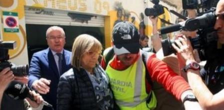 - La primera teniente de alcalde del ayuntamiento de Reus, Teresa Gomis (c), acompañada del alcalde de la localidad, Carles Pellicer (CiU) (i), sale detenida por la puerta de atrás del ayuntamiento tras los registros realizados por la Guardia Civil en todas las sedes de Sagessa, empresa mixta dedicada a la sanidad, informa el Tribunal Superior de Justicia de Cataluña (TSJC).