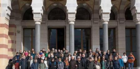 Persones vinculades a la Fundació, a la biblioteca de Sarajevo, molt malmesa durant la guerra. Barcelona es va implicar molt en la seva reconstrucció