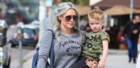 Hilary Duff con el cabello gris